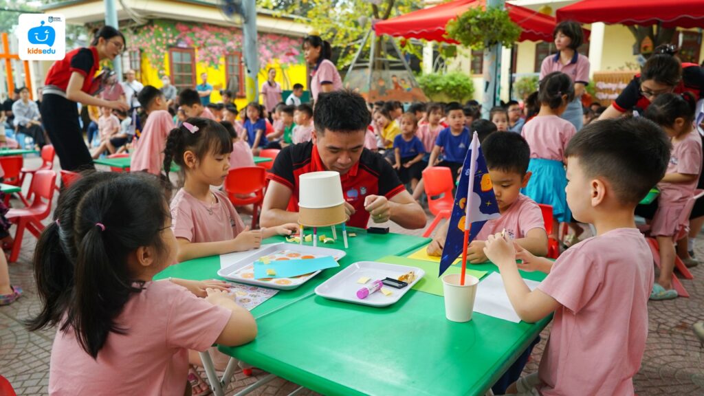 rẻ em tham gia vào hoạt động trồng cây trong lớp học, giúp các em hiểu về vai trò của cây xanh trong việc hấp thụ CO2.