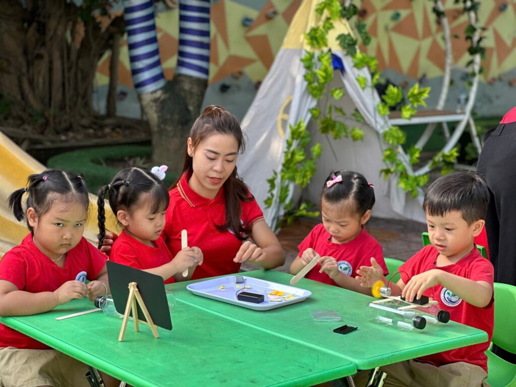 Trẻ em tham gia vào các hoạt động STEM xanh tại KidsEdu, góp phần xây dựng một thế hệ có ý thức bảo vệ môi trường.