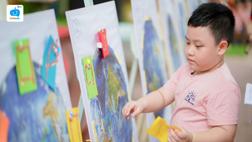 Trẻ em tham gia vào các hoạt động STEM xanh tại KidsEdu, góp phần xây dựng một thế hệ có ý thức bảo vệ môi trường.